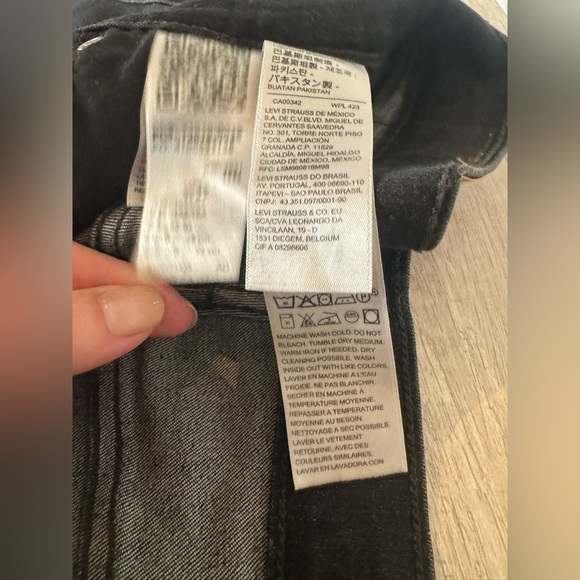 Levi’s Black High Rise Hypersoft Cutoff Frayed Denim Shorts NWT Size 27 - Picture 12 of 12